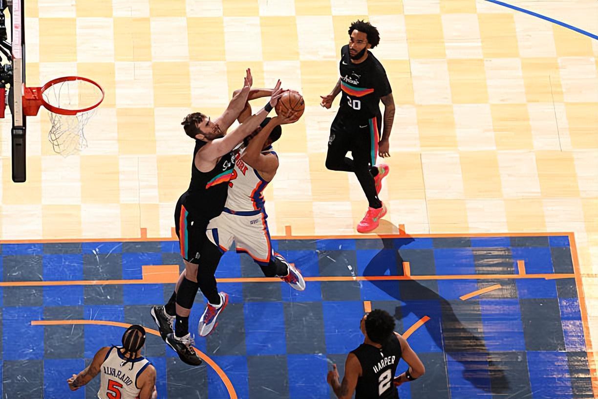 lol竞猜-表现正在逐渐下滑，马刺替补中锋的这份长约可能会成为垃圾合同？