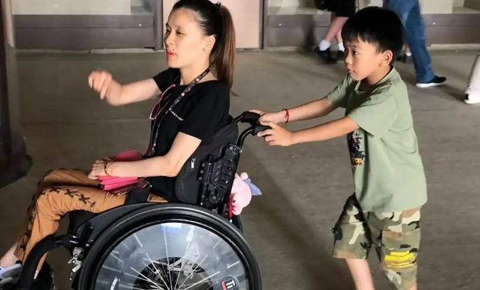 lol竞猜-瘫痪28年桑兰现状:45岁仍白皙漂亮,嫁资产千万老公,儿子已12岁|黄健|全运会|跳马|摘金|体操_新浪体育_新浪新闻