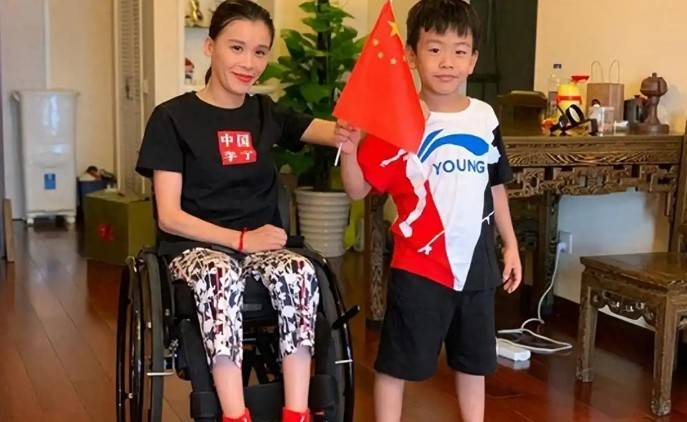 lol竞猜-瘫痪28年桑兰现状:45岁仍白皙漂亮,嫁资产千万老公,儿子已12岁|黄健|全运会|跳马|摘金|体操_新浪体育_新浪新闻